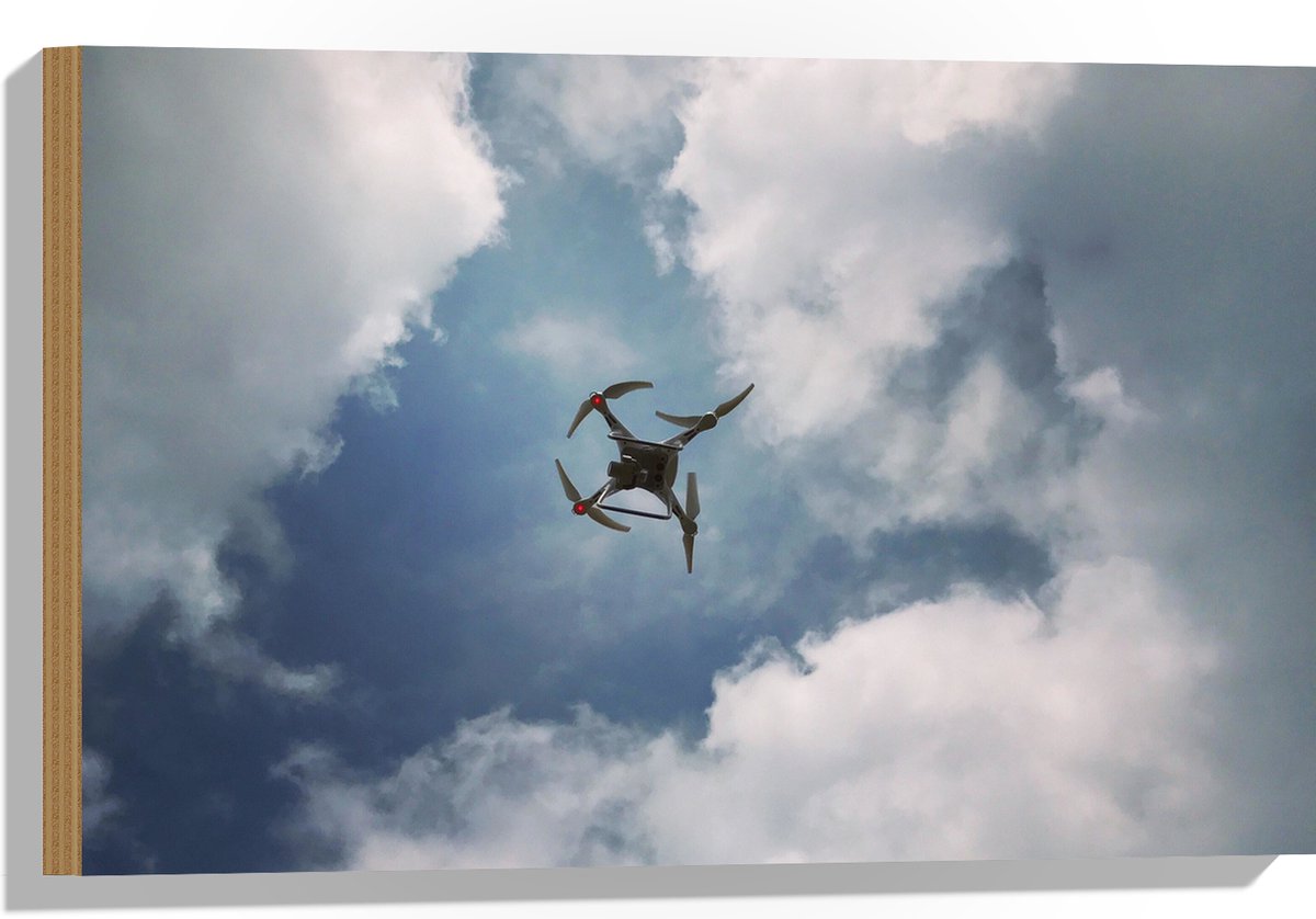 Hout - Onderaanzicht van Drone Vliegend onder Sluierbewolking - 60x40 cm - 9 mm dik - Foto op Hout (Met Ophangsysteem)