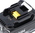 Detail van de bovenkant van een zwarte Makita 18V accu met gele connector.