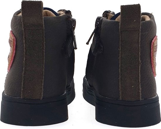 Achterkant van twee donkerbruine leren veterboots metanie rode SHOESME Vintage patches.
