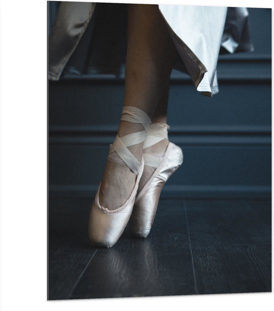 Dibond - Ballerina aan het Dansen op Spitzen - 75x100 cm Foto op Aluminium (Wanddecoratie van metaal)