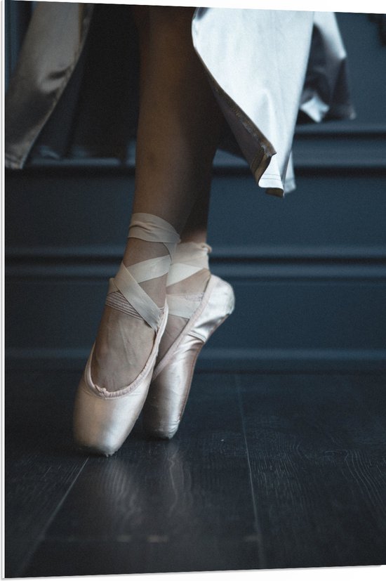 PVC Schuimplaat - Ballerina aan het Dansen op Spitzen - 70x105 cm Foto op PVC Schuimplaat (Met Ophangsysteem)