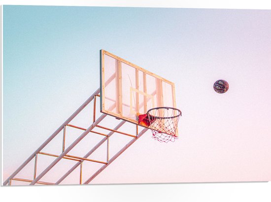 PVC Schuimplaat - Bal Vallend in Basket onder Blauwe Lucht - 75x50 cm Foto op PVC Schuimplaat (Met Ophangsysteem)