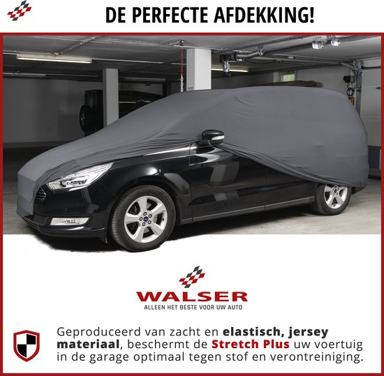 Zwarte personenauto met een nauwsluitende, elastische, grijze indoor Stretch Plus autohoes.