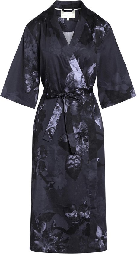 Nachtblauwe kimono met een donkere bloemenprint, ceintuur en driekwart mouwen.