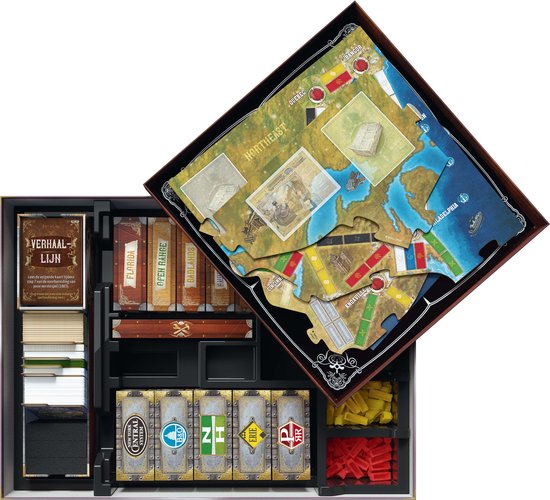 Geopend spelbord met Noord-Amerika, kaarten, treintjes en dobbelstenen in een kist.