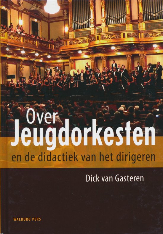 Orkest met jeugdleden en dirigent voor een orgel in een concertzaal, met de titel 'Over Jeugdorkesten'.