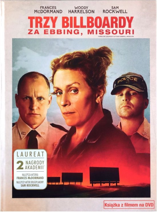 De voorkant van de DVD-hoes van "Three Billboards Outside Ebbing, Missouri". Frances McDormand staat centraal, met Woody Harrelson en Sam Rockwell ernaast. Er staan drie billboards op de achtergrond.