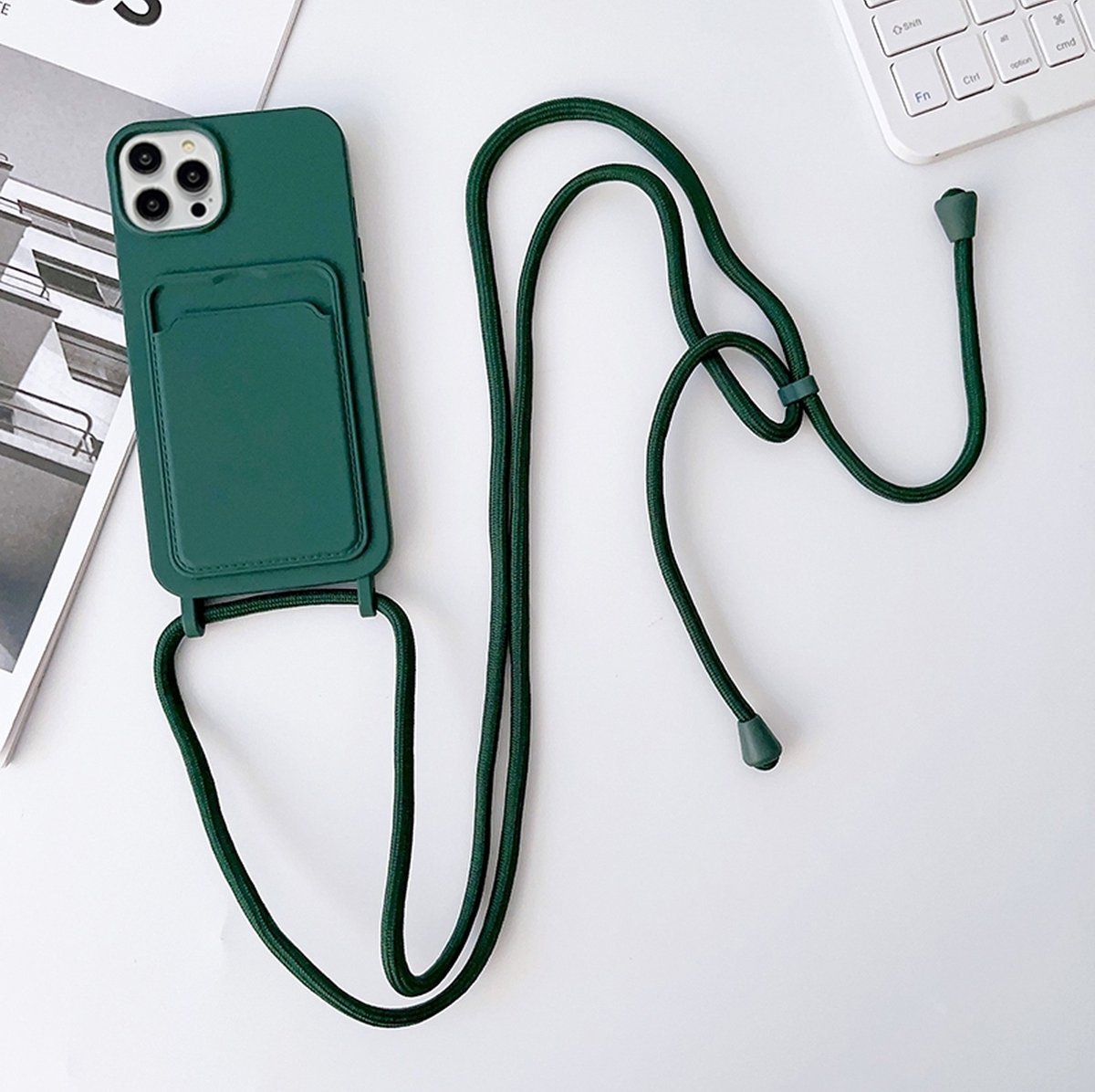 Mobigear Telefoonhoesje geschikt voor Apple iPhone 15 Pro Max Siliconen met Kaarthouder | Mobigear Lanyard Card Hoesje met koord en Pasjeshouder | Kaarthouder voor 1 Pasje | hoesje met koord Telefoonhoesje voor Pinpas / OV Kaart / Rijbewijs - Groen
