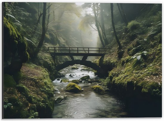 Dibond - Houten Brug over Riviertje in Mistig Bos - 40x30 cm Foto op Aluminium (Wanddecoratie van metaal)