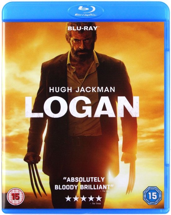 Hugh Jackman als Wolverine met klauwen uit zijn handen, tegen een zonsondergang.