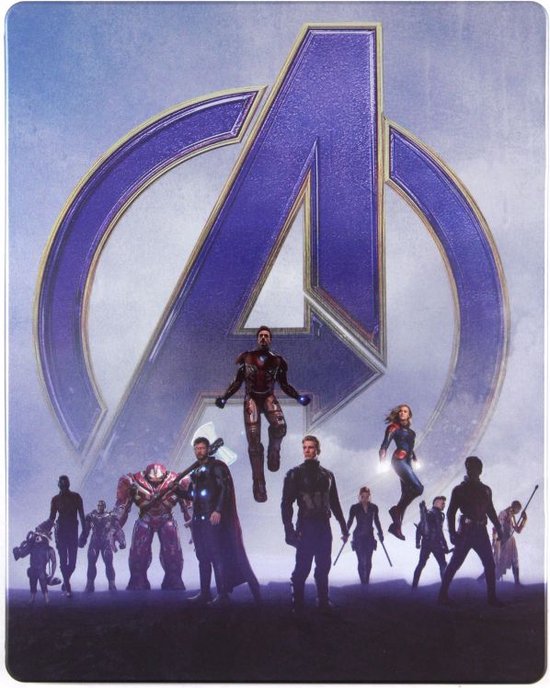 Le devant du boîtier Blu-ray en métal d'Avengers: Endgame montre les Avengers sur un terrain rocheux avec le grand logo des Avengers usé en arrière-plan.