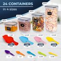 Vier doorzichtige voedselopbergcontainers in verschillende maten met inhoud zoals 'Turmeric', 'Salt', 'Butterfly Pasta', 'Marshmallow'. Grote en kleine meetlepels.