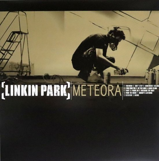 Pochette d'album 'Meteora' de Linkin Park, montrant un homme portant un masque à gaz et tenant une bombe aérosol.