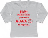 Amsterdam Kinder t-shirt | Hé!!!! Mama en ik proberen AJAX te kijken..." | Verjaardagkado | verjaardag kado | grappig | jarig | Amsterdam | Ajax | cadeau | Cadeau | Kado | Kadootje | Wit/rood | Maat 86