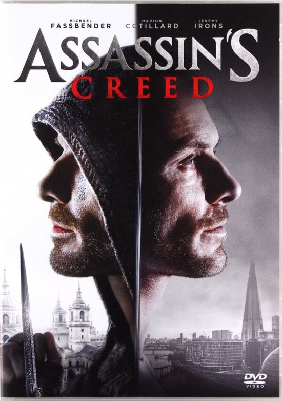 DVD hoes van Assassin's Creed. Twee gezichten van Michael Fassbender, deels in schaduw, met stadsgezichten op de achtergrond.