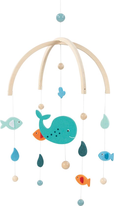 Houten baby mobiel met een blauwe walvis, oranje en blauwe vissen, en blauwe druppels. Houten kralen en een boog aan de top.