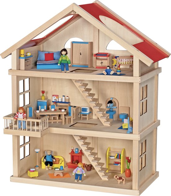 Houten poppenhuis met drie verdiepingen, ingerichte kamers, balkon en rode daken. Bevat poppetjes en meubels.