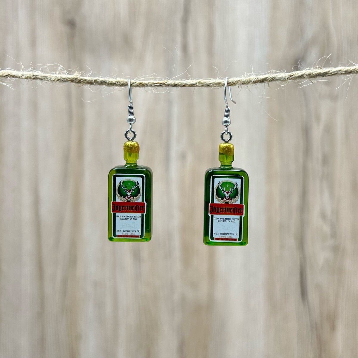 Oorbellen jägermeister - oorstekers jaegermeister - oorhangers - Carnaval - Apres ski - Wintersport - themafeest - festival - sieraden vrijgezellenfeest