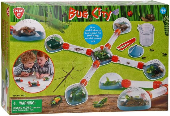 Speelgoed verpakking van 'Bug City' met afbeeldingen van kinderen die insecten bekijken, een insectenobservatie-set, en diverse insecten.