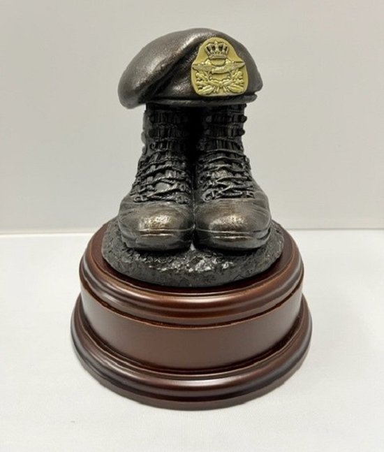 Boots and Beret Koninklijke Luchtmacht - Officier - bronzen beeld - Defensie