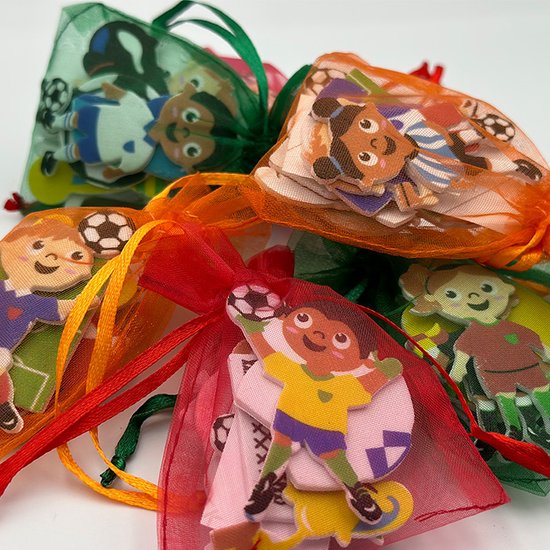 Kleurrijke uitdeelzakjes met voetbal foamstickers van lachende kinderen.