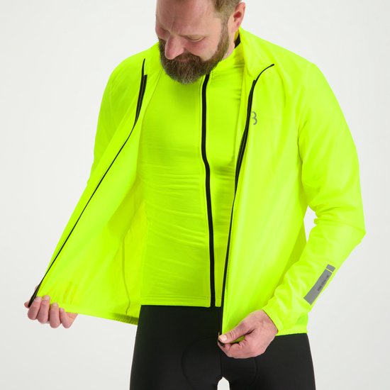 Man met baard opent neongele fietsjas, onthult gestreept shirt eronder.