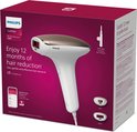 Doos van Philips Lumea IPL 7000, met witte ontharingsapparaat met rosé gouden accenten, precisietrimmer en opzetstukken.