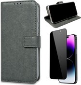 Casemania Hoesje Geschikt voor Apple iPhone 15 Plus Grijs & Privacy Screenprotector- Portemonnee Book Case - Kaarthouder & Magneetlipje