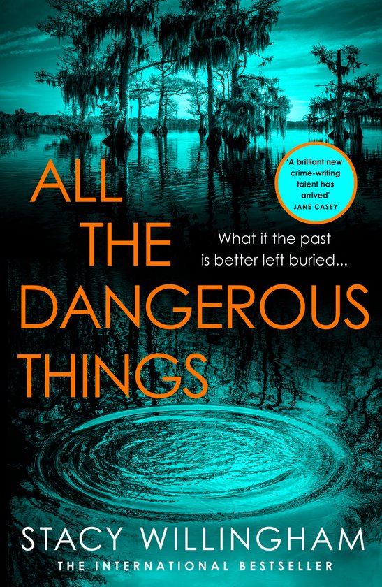 Boekomslag van 'All the Dangerous Things' met oranje tekst op een donkere achtergrond van water en bomen.