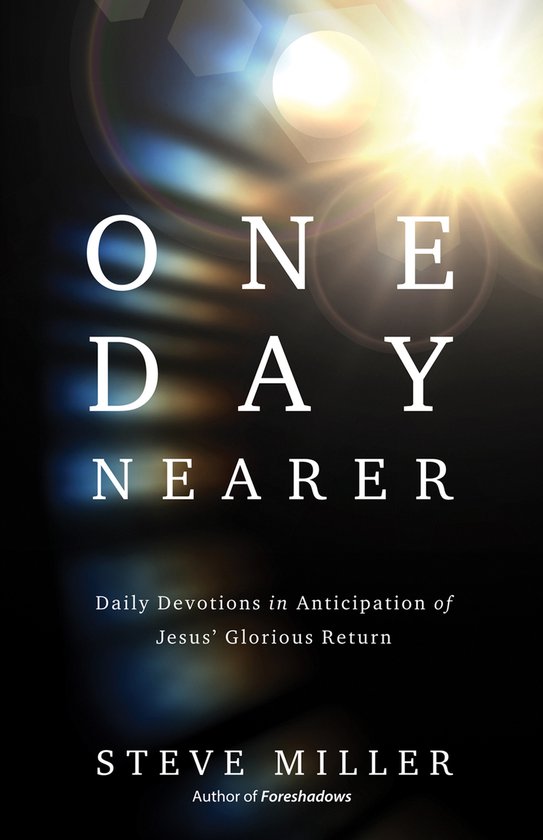 Boekcover met de tekst "ONE DAY NEARER" en ondertitel "Dagelijkse overdenkingen ter anticipatie op de glorieuze terugkeer van Jezus" door STEVE MILLER.
