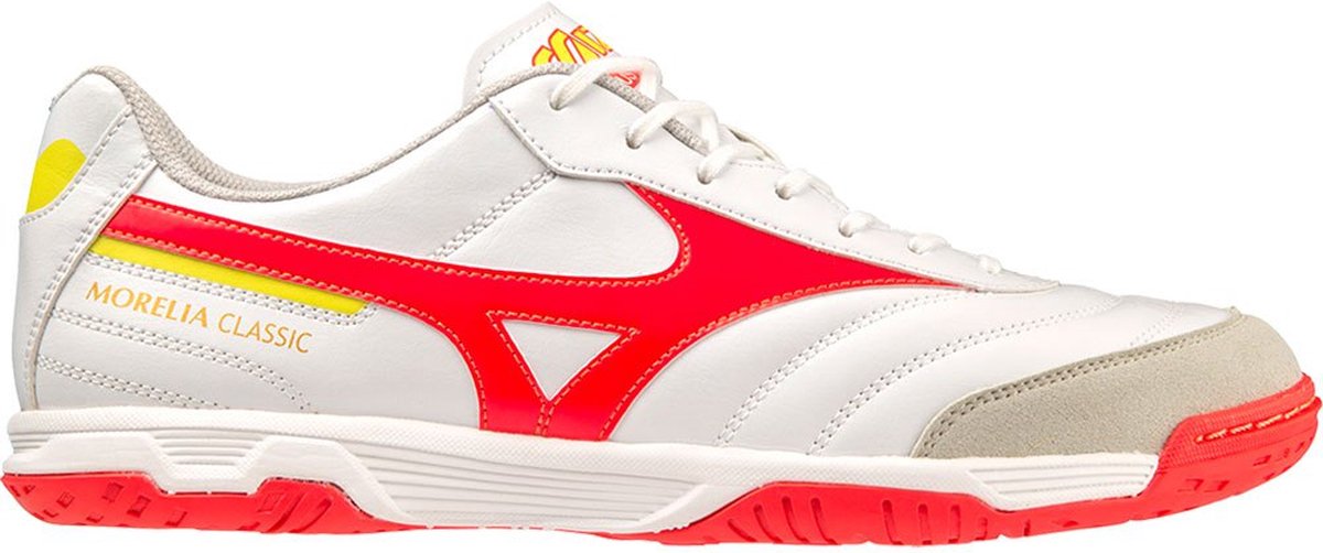 Mizuno Morelia Sala Classic voetbalschoenen in wit met rode en gele accenten, zacht bovenwerk voor optimaal comfort.