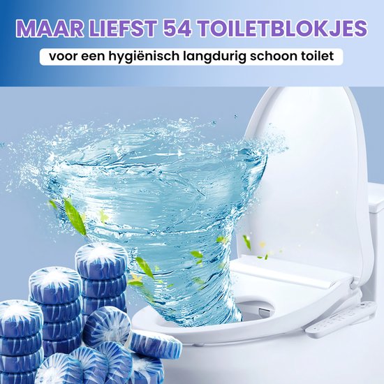 Een draaikolk van blauw water in een wc-pot, met stapels blauw-witte wc-blokjes op de voorgrond.