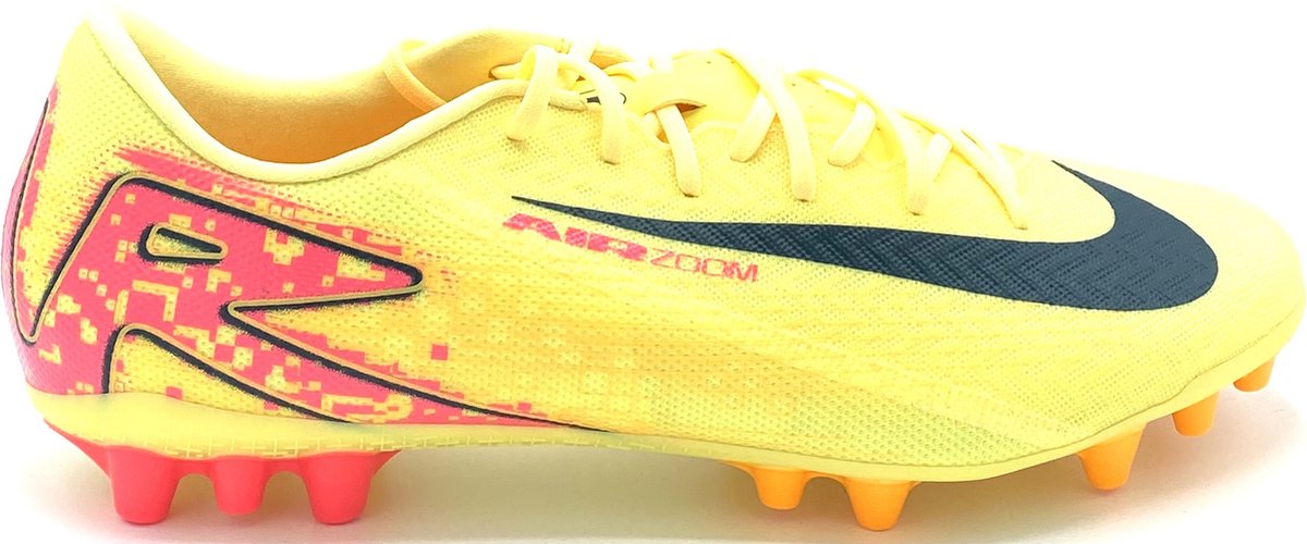 Nike Zoom Vapor 16 Academy KM AG voetbalschoenen in maat 46, gele kleur met roze en zwarte details, voor kunstgras.