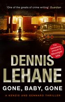 Boekcover van 'Gone, Baby, Gone' van Dennis Lehane met een klassieke auto en een silhouet van een persoon voor een huis.