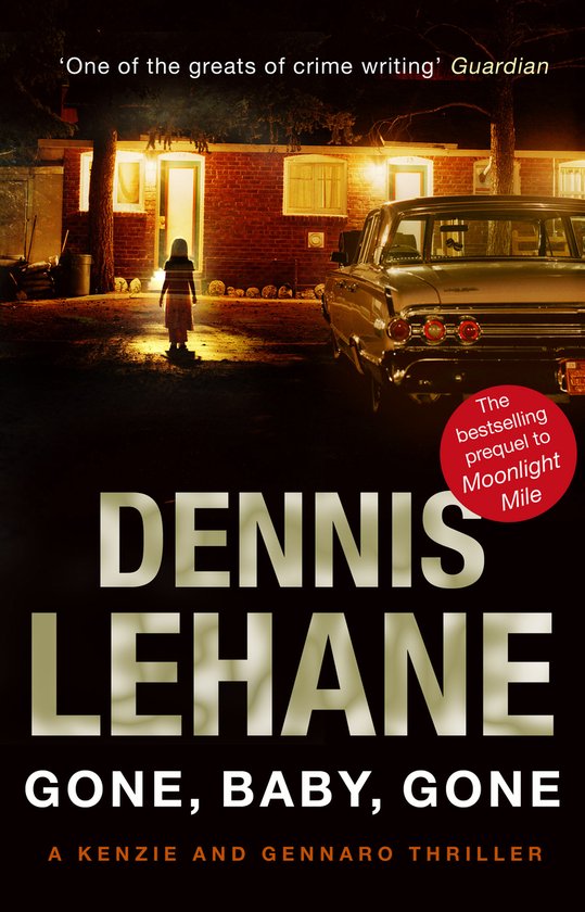Boekcover van 'Gone, Baby, Gone' van Dennis Lehane met een klassieke auto en een silhouet van een persoon voor een huis.