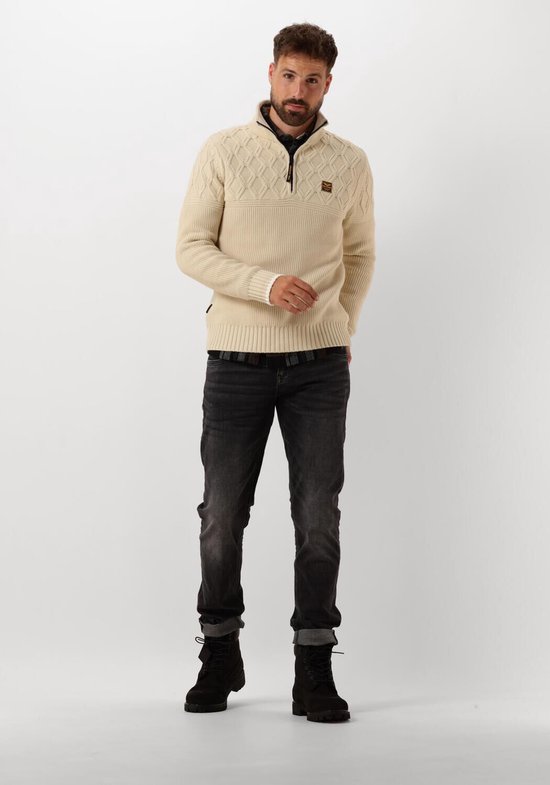 Man met gebreide off-white trui met rits, ruitpatroon en label