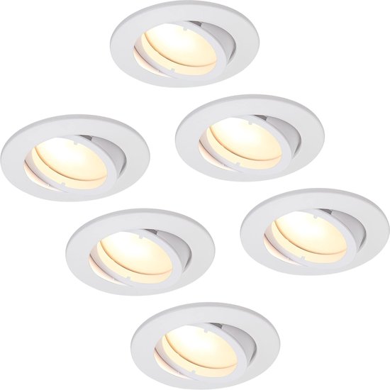 Zes witte, draaibare inbouwspots met warme LED-verlichting.