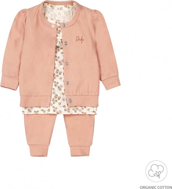 Roze gebreide set met ronde hals, pofmouwtjes en gebloemd randje. De set bestaat uit een vest, top en broek.
