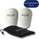 Vynix Ballers - Mini Scheenbeschermers - EXTREEM Klein! - Mini Scheenbeschermers Voetbal - 8x5cm - Scheenbeschermers - Met opbergzakje - Mini Shinpads - Scheenbeschermers - Wit