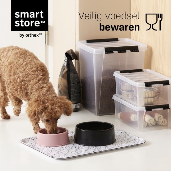 Transparante SmartStore opbergboxen met zwarte clips, gevuld met hondenvoer en snacks, naast een hond bij zijn voerbak.