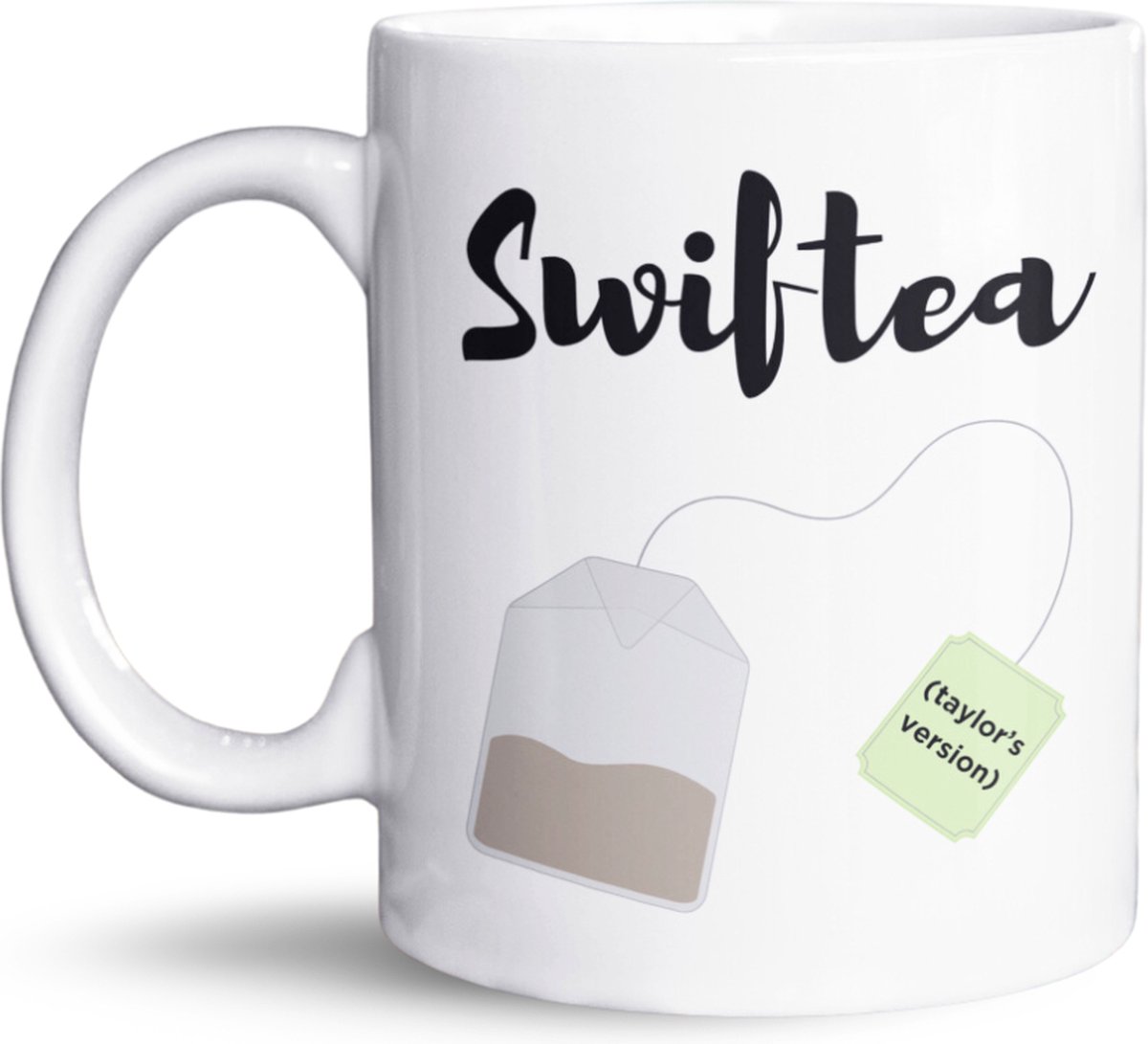NietMokken.nl – Taylor Swift Inspired fan mok – "Swiftea" beker 325 ml – Keramische tas voor thee of koffie – Cadeau voor Taylor Swift fans – Themed mok bedrukt aan beide zijden – Vaatwasser- en magnetronbestendig