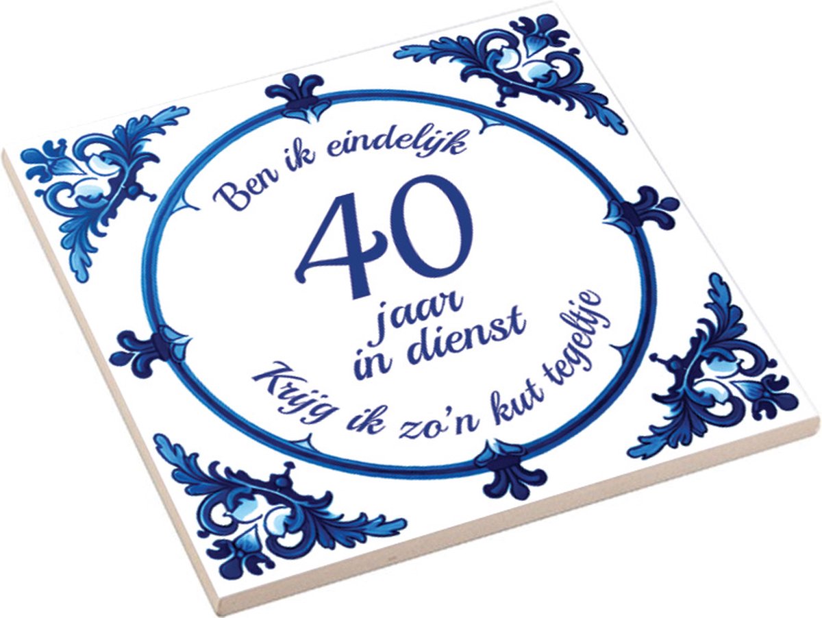 Hospitrix Spreuktegel met tekst " Ben ik eindelijk 40 jaar in dienst, krijg ik zo'n kut tegeltje" Werkjubileum - Cadeau voor Collega - Werknemer cadeau - Tegel met Tekst - Grappig Cadeau Collega