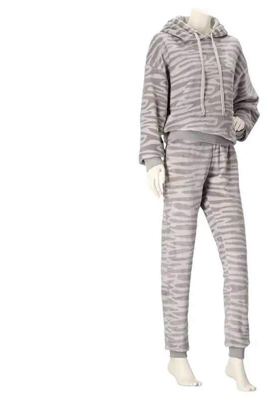Grijs fleece loungewear set met capuchon en zebraprint, staand op een witte kubus.