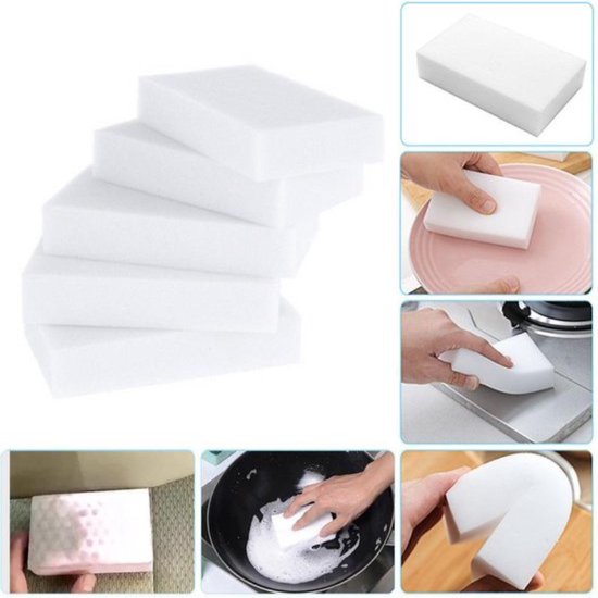 Stapel witte melamine sponzen, sommige worden gebruikt op een bord en fornuis.