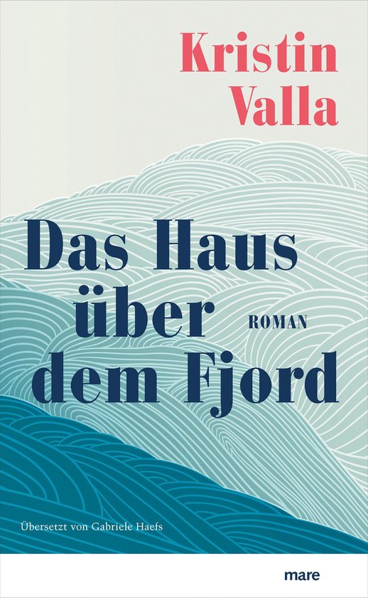 Boek 'Das Haus über dem Fjord' met golvend patroon in blauw en wit, tekst in roze en blauw.