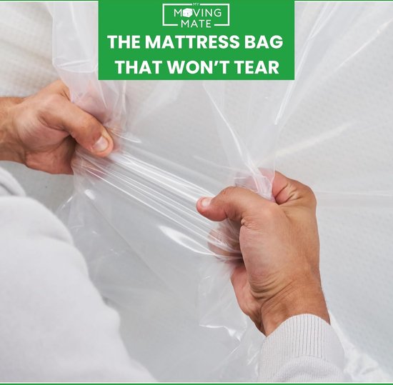 Handen die een stevige, doorzichtige plastic matrasbeschermer testen.