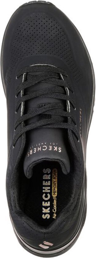 Zwarte Skechers Uno sneaker van bovenaf, met air-cooled memory foam inlegzool.