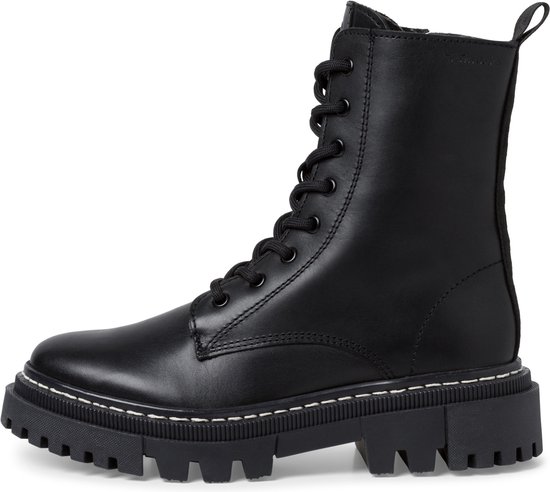 Zwarte Tamaris leren veterlaars met witte stiksels en dikke profielzool.