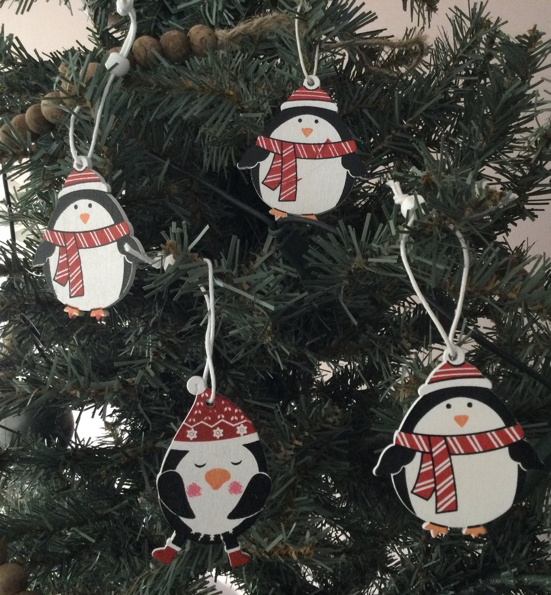 Houten kersthanger Christmas Winter hanger 4 stuks pinguïn in wintertenue - decoratie - hanger - kerstboomhanger