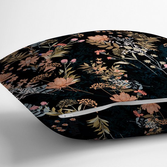 Zwarte sierkussen met bloemenprint, zichtbare rits aan de zijkant.